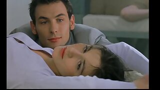 Bayan Zinaida uyuyan bir çocukla oynuyor ve onunla birlikte sex izle olgun sürünmeye başladığında uyanıyor